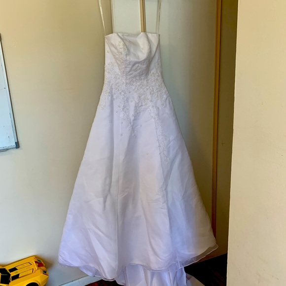 NEW MEDIUM WHITE BRIDAL DRESS - Picture 1 of 2